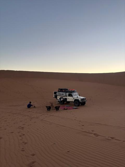 Paysage désertique de l’Erg Chgaga au Maroc, offrant une vue sur les dunes de sable et un espace idéal pour le camping et l’aventure.